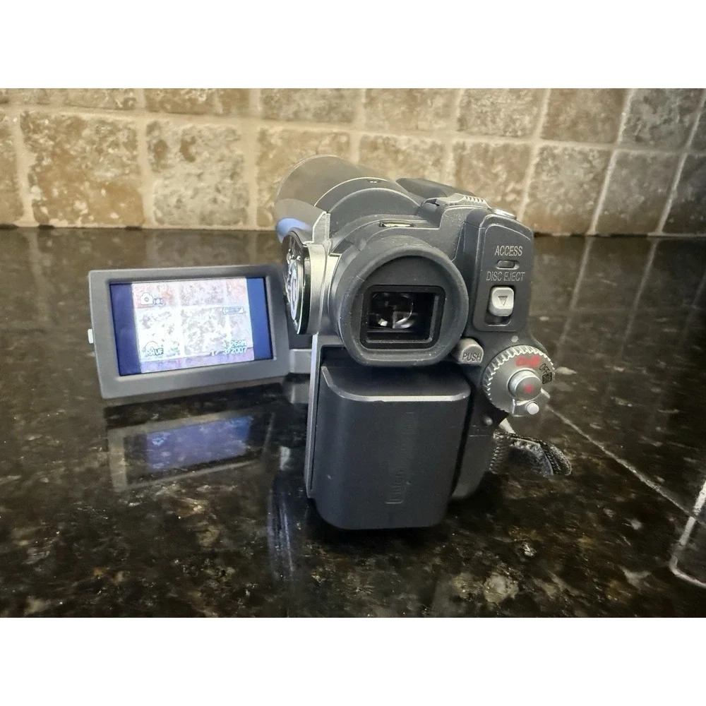 Hitachi DVD Camcorder with 30x Optical Zoom, Charger, Tested Works‎